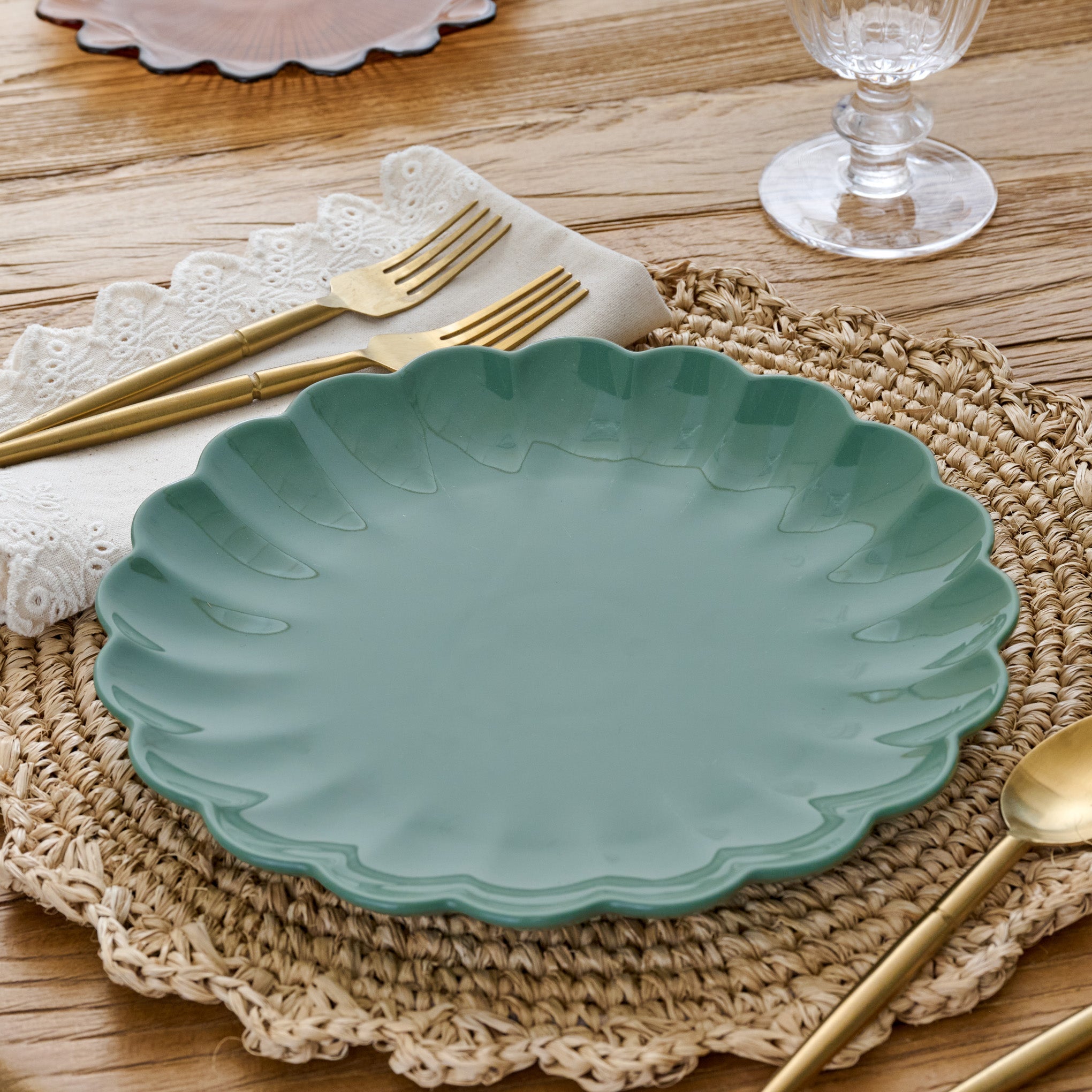 Seagrass Scalloped Plate