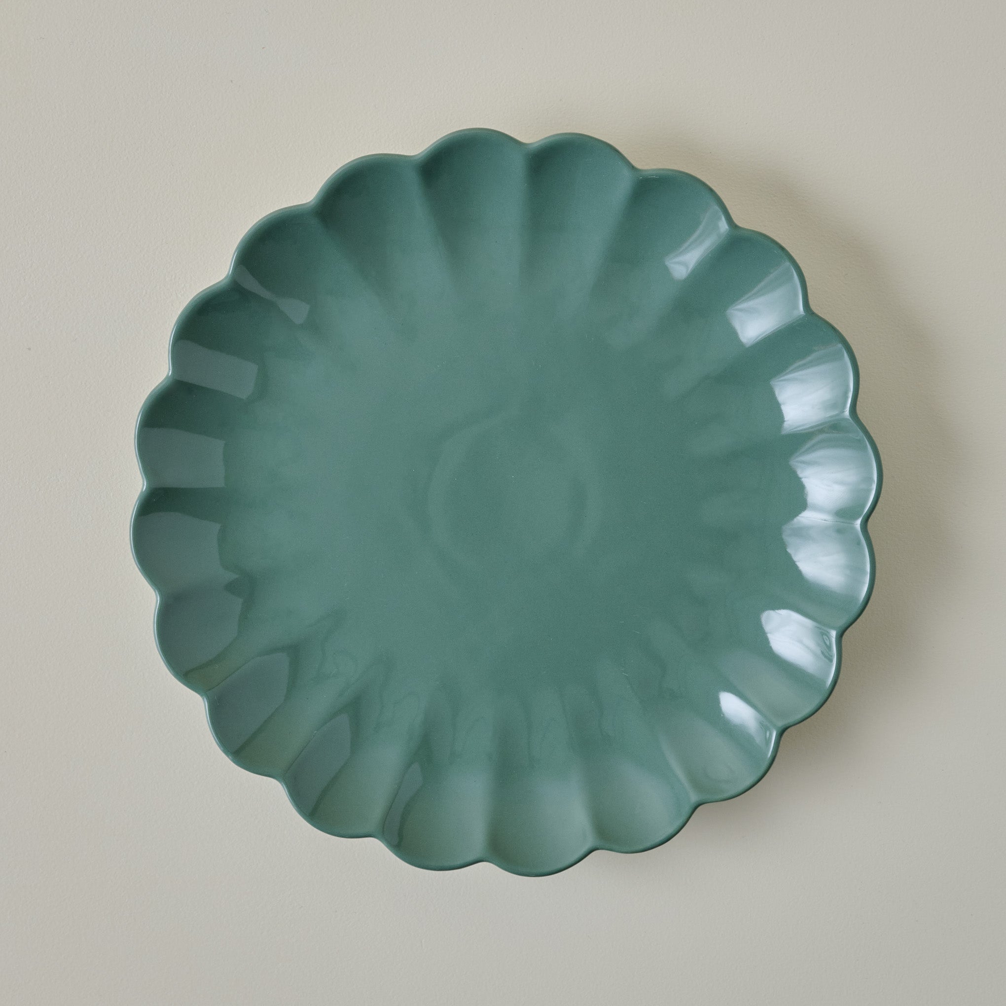 Seagrass Scalloped Plate