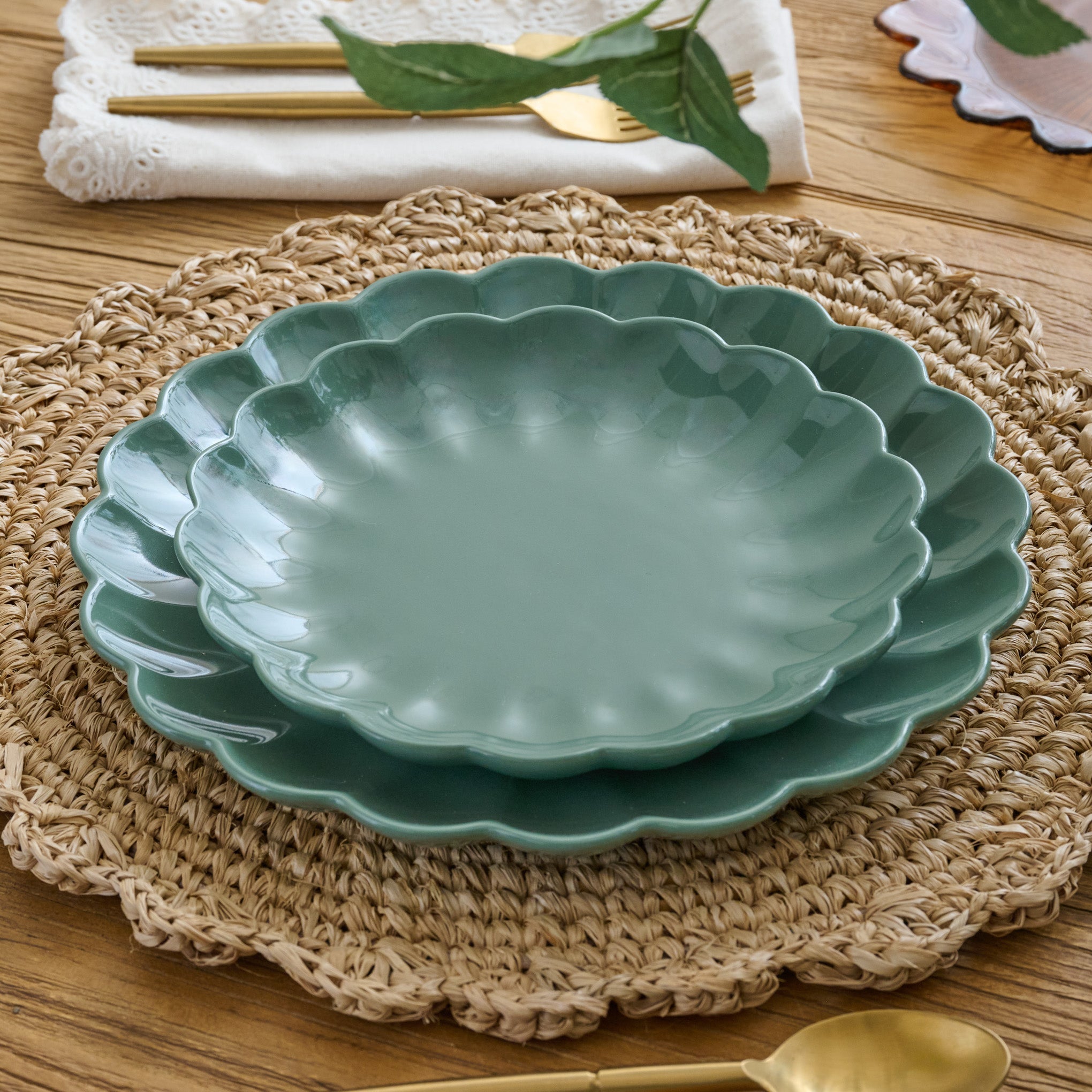 Seagrass Scalloped Plate