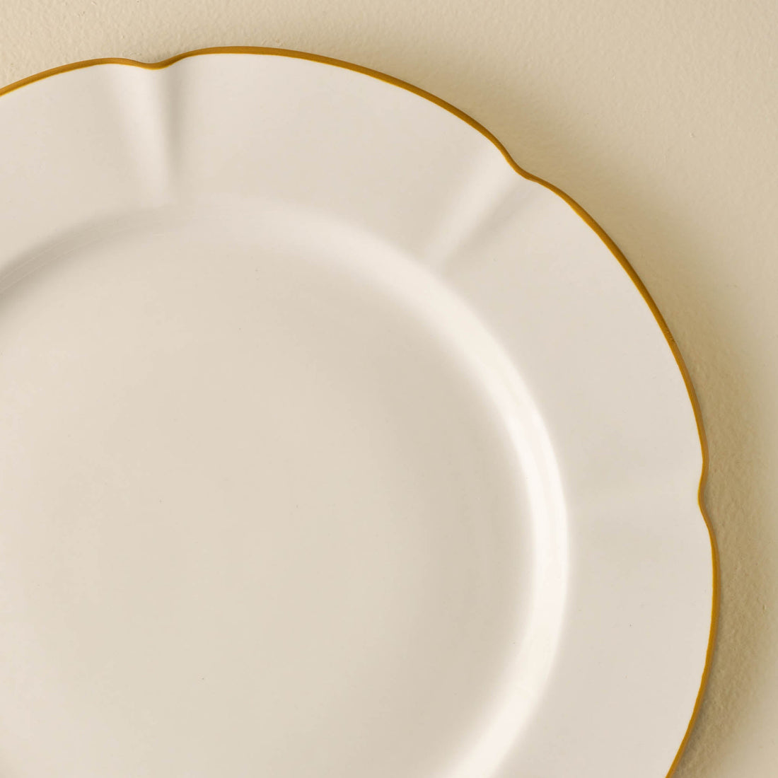 Luna Scalloped Plate
