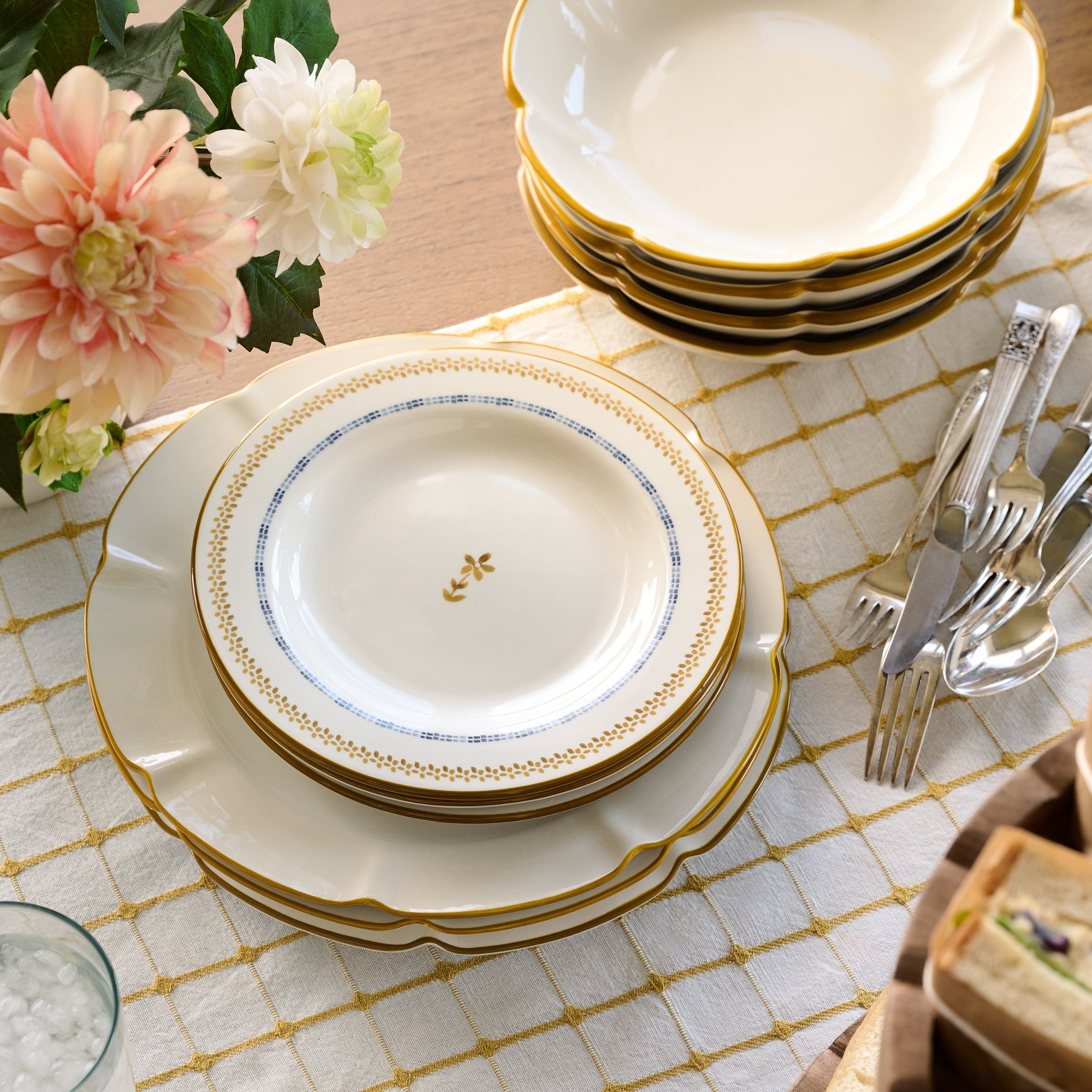 Luna Scalloped Plate