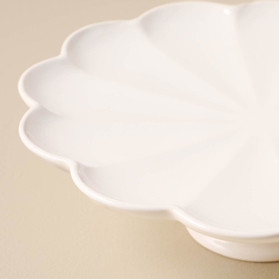 Cream Scalloped Cake Stand