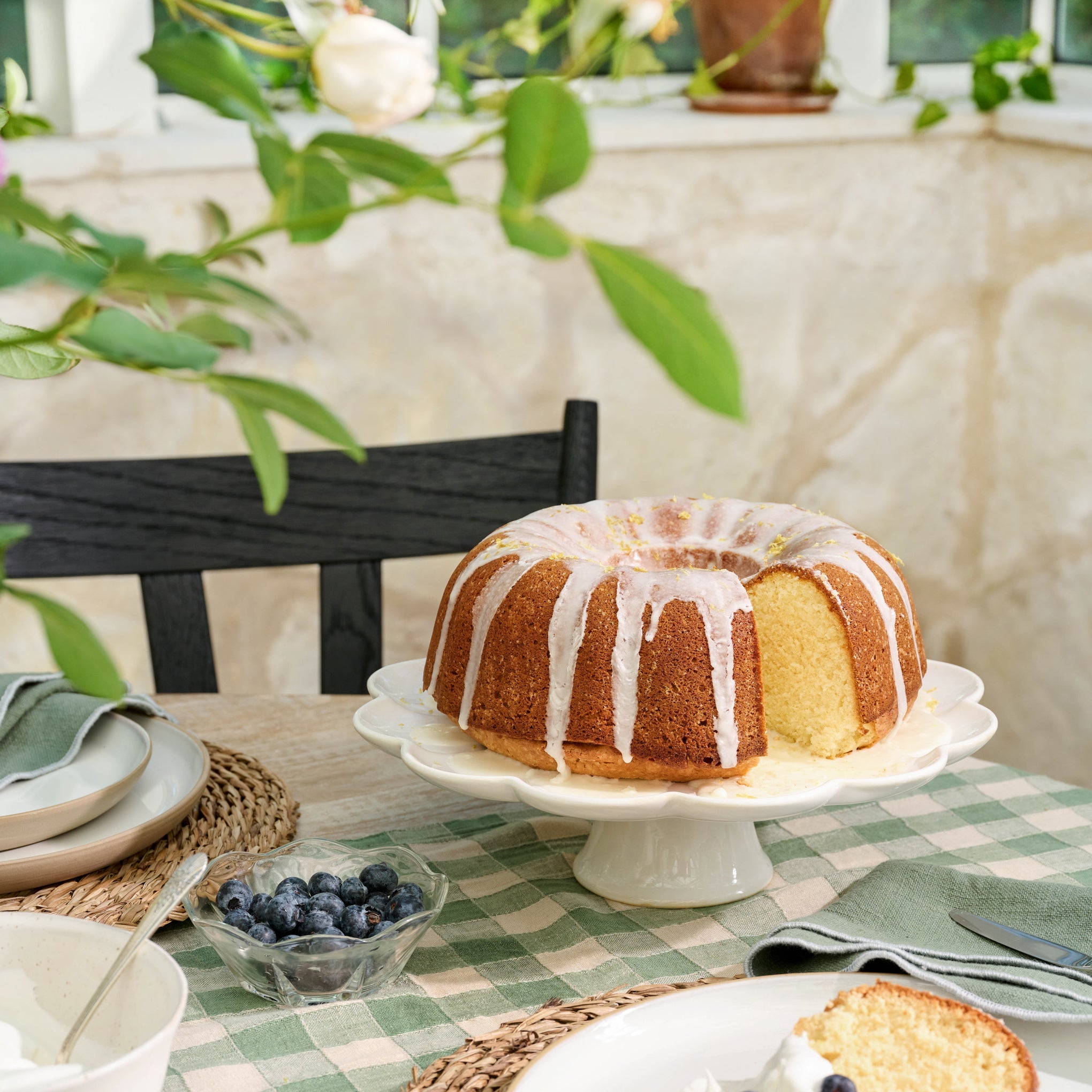 Cream Scalloped Cake Stand
